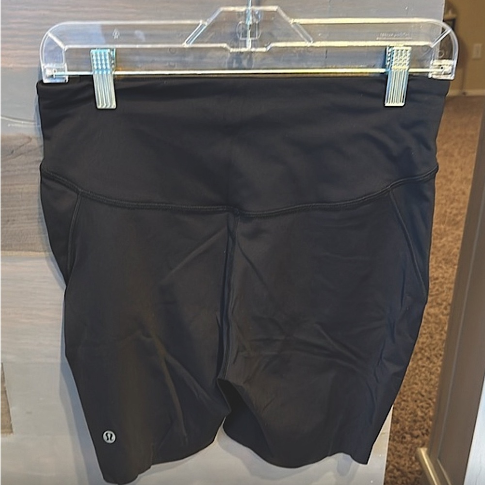 Women’s lululemon black compression shorts 6” inseam with silicone leg grips